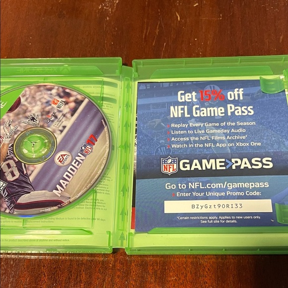 Madden NFL 17 for Xbox One - Green Case - Picture 6 of 10